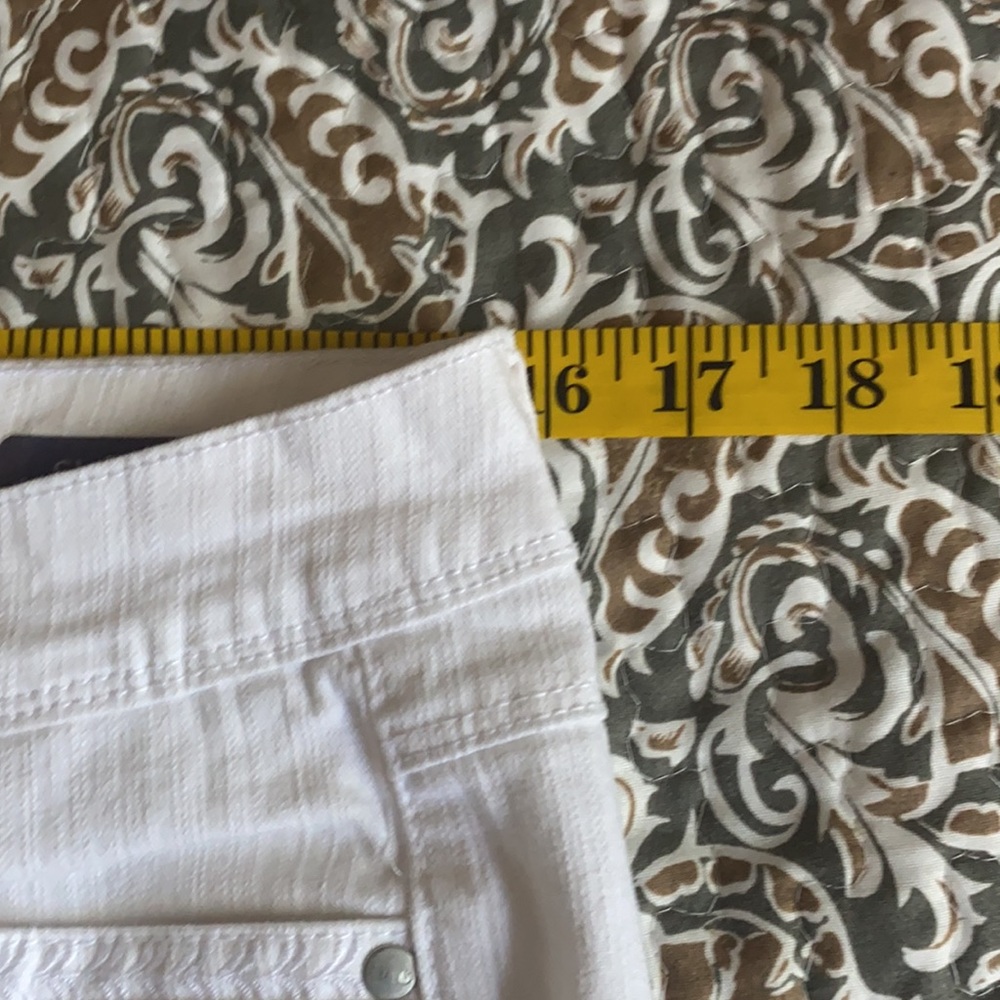 GLORIA VANDERBILT Skimmer Capris - Picture 6 of 10